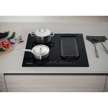 Indesit HOB IB 88B60 NE Black Induction vitroceramic Lifestyle frontal top down