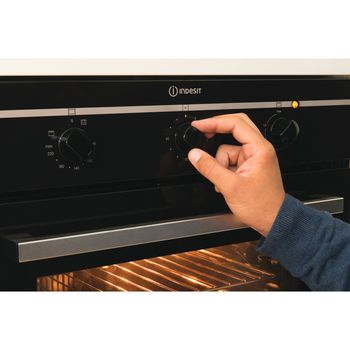 Indesit-OVEN-Built-in-FIM-31-K.A--BK--GB-Electric-A-Lifestyle_People