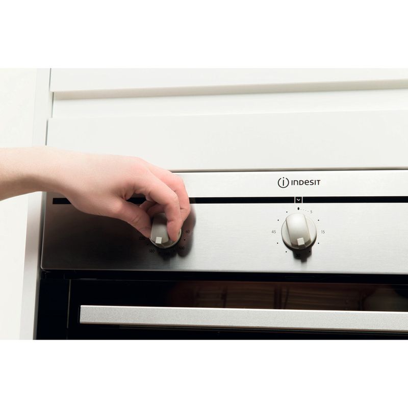 Indesit-OVEN-Built-in-FIM-31-K.A-IX-GB-Electric-A-Lifestyle_People