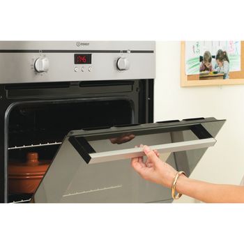 Indesit-OVEN-Built-in-FIM-33-K.A-IX-GB-Electric-A-Lifestyle_People