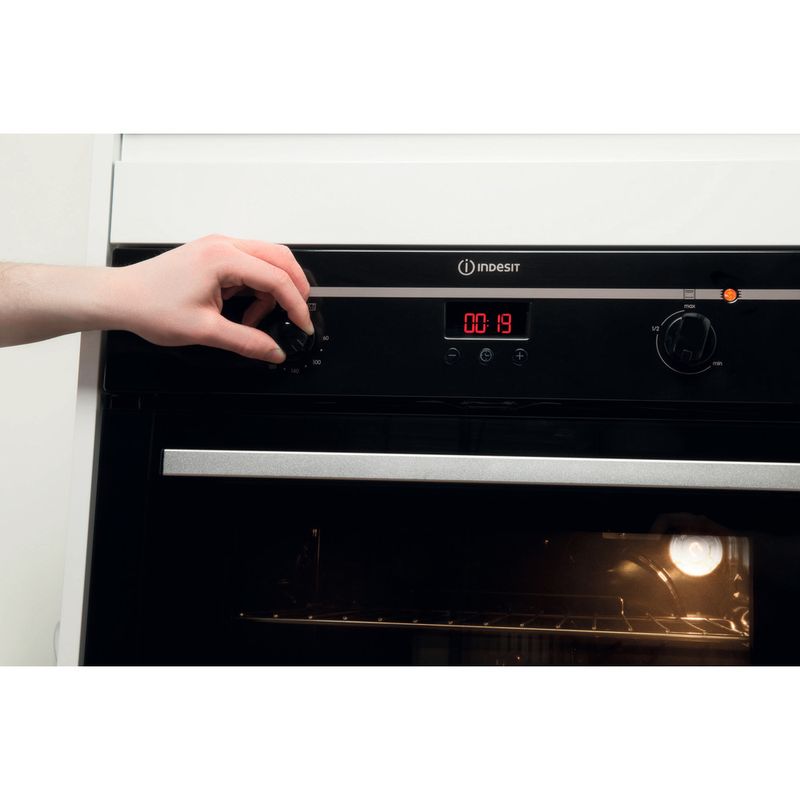 Indesit-OVEN-Built-in-FIM-33-K.A--BK--GB-Electric-A-Lifestyle_People