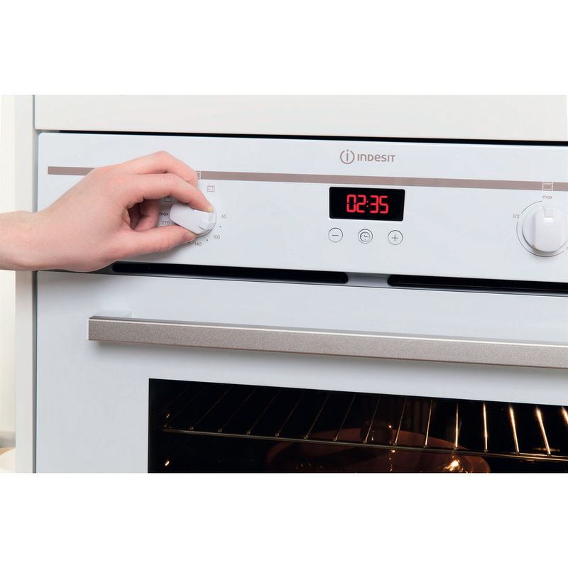 Indesit-OVEN-Built-in-FIM-33-K.A--WH--GB-Electric-A-Lifestyle_People