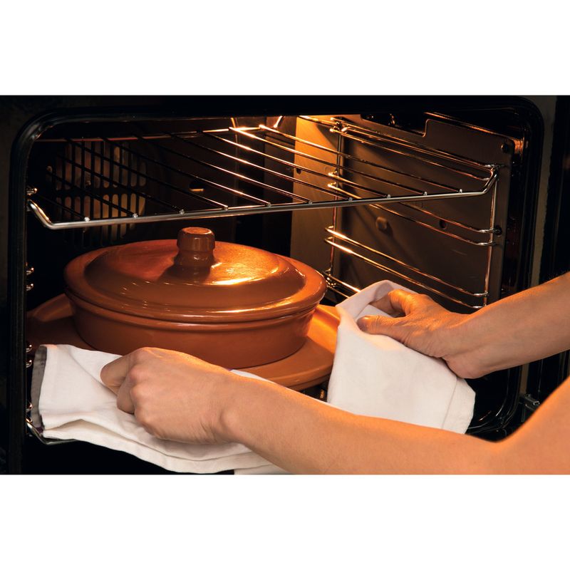Indesit-Double-oven-FIMU-23--WH--S-White-B-Lifestyle_People