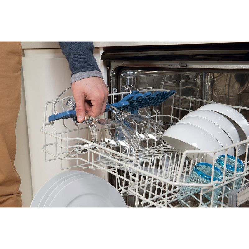 Indesit-Dishwasher-Free-standing-DFG-15B1-K-UK-Free-standing-F-Lifestyle-people