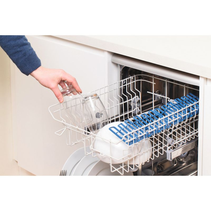 Indesit-Dishwasher-Free-standing-DSR-15B-S-UK-Free-standing-A-Lifestyle-people