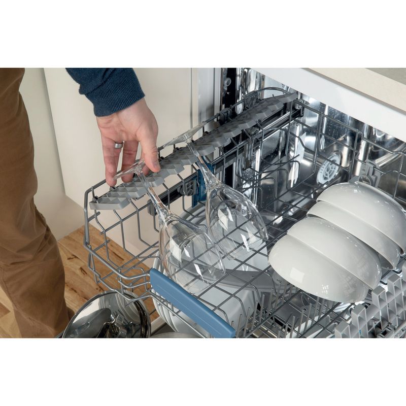 Indesit-Dishwasher-Free-standing-DFP-58T94-A-UK-Free-standing-A-Lifestyle-people