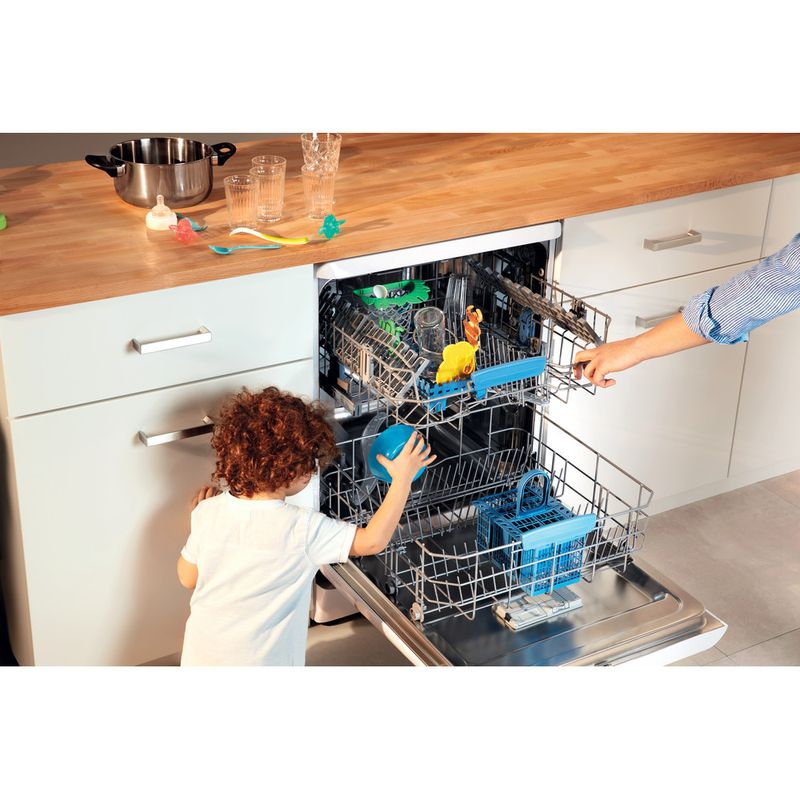 Indesit-Dishwasher-Built-in-DIFP-8T96-Z-UK-Full-integrated-A---Lifestyle-people